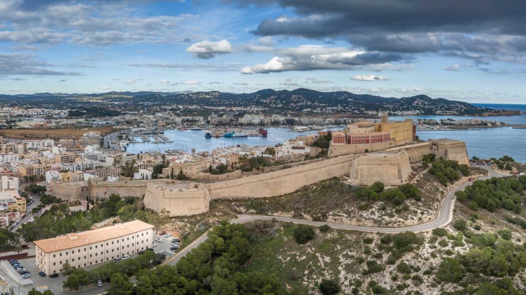 dalt vila, Ciudad amurallada de Dalt Vila