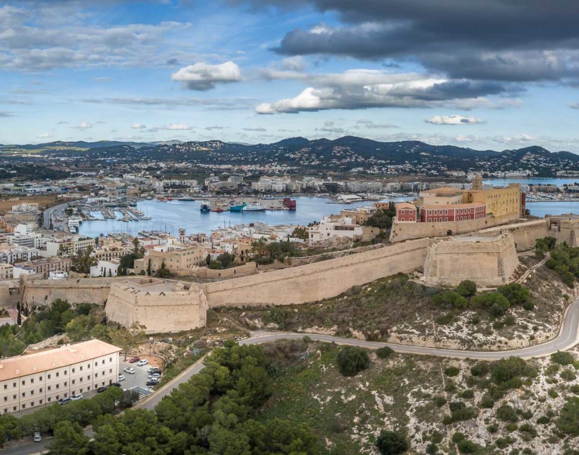 dalt vila, Ciudad amurallada de Dalt Vila